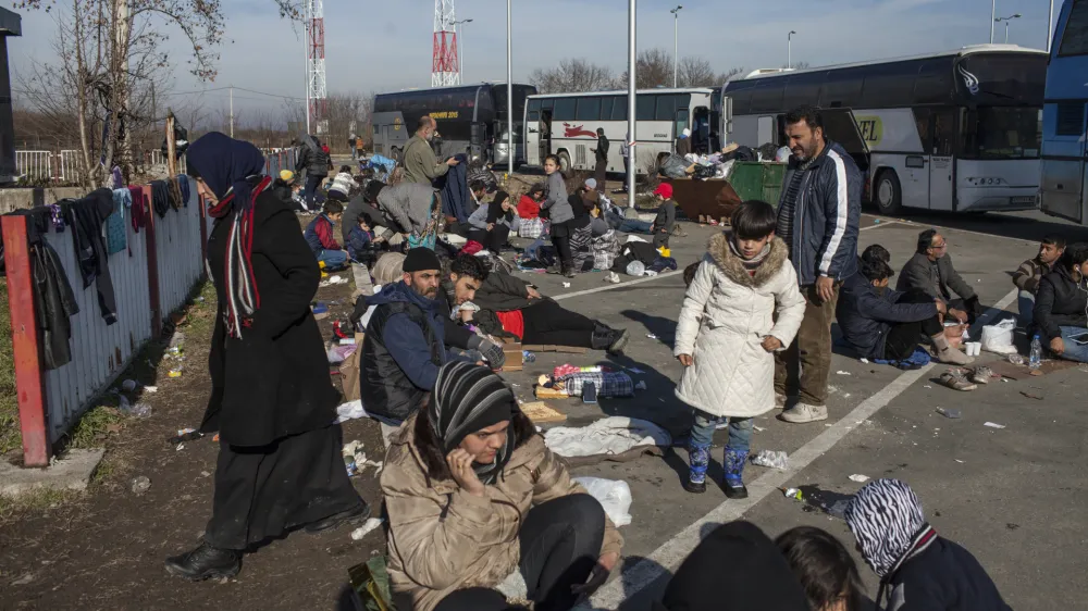 ﻿- 26.01.2016 -- Srbija - Adaševci - začasni sprejemni center za migrante <br><br><br> - Begunci 2016 - migracije po zahodni balkanski poti - migracijska pot beguncev iz Sirije, Afganistana in Iraka čez Balkan proti zahodni Evropi - evropska begunska kriza - migranti -    ///FOTO: Luka Cjuha