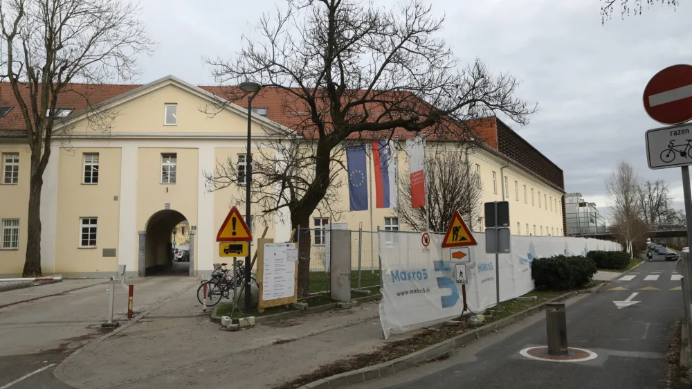 - 11.01.2023 – Gradbišče Kampus Vrazov trg - območje medicinske fakultete v Ljubljani - redvidena je izgradnja cca 12.300 m2 neto površin in izgradnja dveh podzemnih etaž z garažo v izmeri cca 6.600 m2 neto površin.<br> <br><br>//FOTO: Luka Cjuha