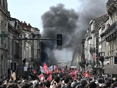 23 March 2023, France, Bordeaux: Smoke rises as protesters take part in a demonstration against pensions reforms. Photo: Philippe Lopez/AFP/dpa