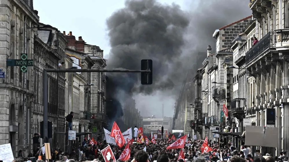 23 March 2023, France, Bordeaux: Smoke rises as protesters take part in a demonstration against pensions reforms. Photo: Philippe Lopez/AFP/dpa