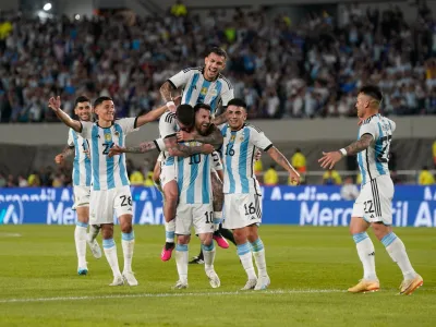 23 March 2023, Argentina, Buenos Aires: The Argentine team cheers with Lionel Messi (C) during the friendly soccer match between Argentina and Panama at the Monumental Stadium. Photo: Gustavo Ortiz/dpa