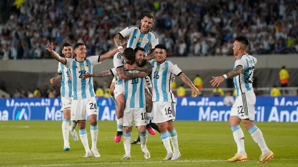 23 March 2023, Argentina, Buenos Aires: The Argentine team cheers with Lionel Messi (C) during the friendly soccer match between Argentina and Panama at the Monumental Stadium. Photo: Gustavo Ortiz/dpa