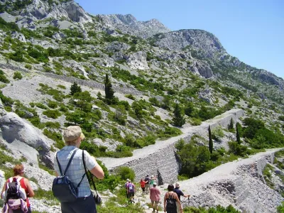 Cesta je lepa razgledna točka s katere se lepo vidi Brela, Makarsko riviero in otoke.  F TZ Brela