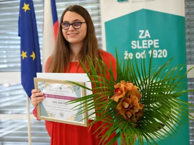 Zara Smrtnik s plaketo za najbolj&scaron;o skladbo tekmovanja Pesem vidi dlje 2023. Maja bo &scaron;tirinajstletnica Slovenijo zastopala na mednarodnem tekmovanju v Berlinu.
&nbsp;