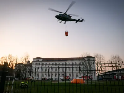 ﻿Ljubljana, Sentvid.<br>Na Sentviskem hribu na obrobju Ljubljane je popoldne izbruhnil pozar. V Gasilski brigadi Ljubljana za gasenje uporabljajo helikopter.