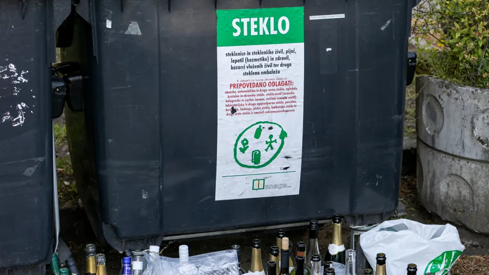 ﻿- Študentsko naselje, Rožna dolina - steklo, prazne steklenice, alkohol- 22.04.2020 – Epidemija Koronavirus COVID-19 v Sloveniji - //FOTO: Matjaž Rušt