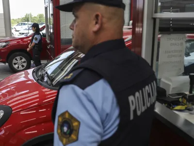 Okoli 760 policistov, ki so pred tem izvajali naloge s področja mejnega nadzora, so začasno že napotili v druge enote policije.