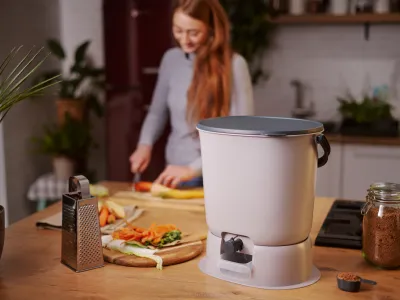 V izdelkih iz Skazine lastne linije bokashi za kompostiranje odpadkov je do 90 odstotkov recikliranih materialov. F Jan Pirnat