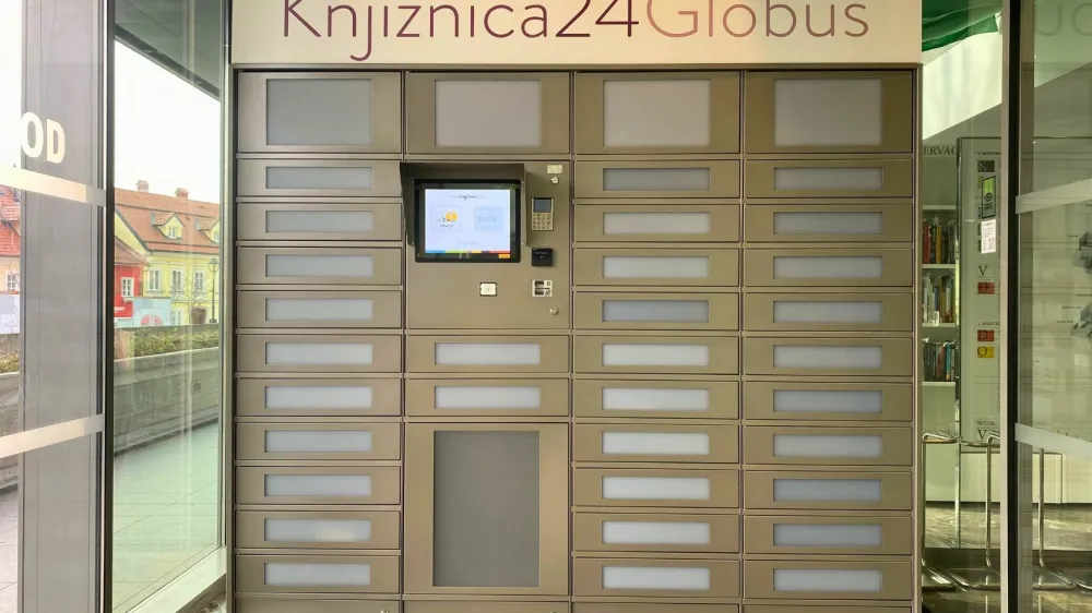 Od drugih samopostrežnih knjižnic se kranjska razlikuje po tem, da lahko člani med izposojo poravnajo tudi dolg, kar je novost v na&scaron;i državi.&nbsp;