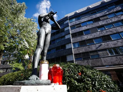 Ljubljana, RTV.<br>Svece pred poslopjem RTV Slovenija.