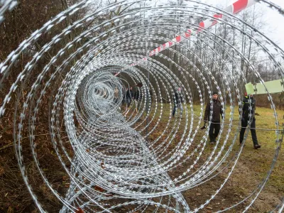 ﻿- bodeča žica - začasna usmerjevalna žičnata ograja za usmerjanje prebežnikov proti nadzornim vstopnim točkam   - 20.12.2015 -Fara pri Kostelu Protestni pohod in spust ob ograjeni državni meji ob Kolpi na območju kostelske občine, katerega se je udeležilo približno 400 udeležencev, ki so na svoji 2,5-kilometrski poti žično ograjo ponekod okrasili in opremili z napisi. Da bi desetim čolnarjem, ki so se udeležili protestnega spusta po Kolpi, omogočili vrnitev na obrežje, so jo tudi prerezali.- ograja -   //FOTO: Bojan Velikonja