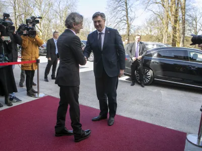 predsednik slovenske vlade dr. Robert Golobhrvaški predsednik vlade Andrej Plenković - 28.03.2023 – Brdo pri Kranju - delovni obisk predsednika Vlade Republike Hrvaške Andreja Plenkovića – predsednika vlad razpravljala o sodelovanju na področju energetike in infrastrukture, razmer na Zahodnem Balkanu in sodelovanje glede migracij. //FOTO: Luka Cjuha