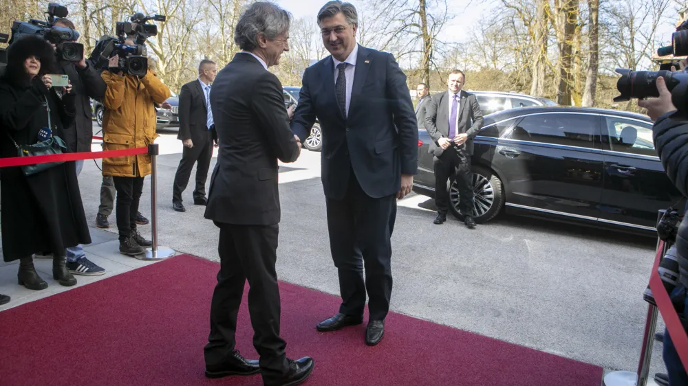 predsednik slovenske vlade dr. Robert Golobhrvaški predsednik vlade Andrej Plenković - 28.03.2023 – Brdo pri Kranju - delovni obisk predsednika Vlade Republike Hrvaške Andreja Plenkovića – predsednika vlad razpravljala o sodelovanju na področju energetike in infrastrukture, razmer na Zahodnem Balkanu in sodelovanje glede migracij. //FOTO: Luka Cjuha