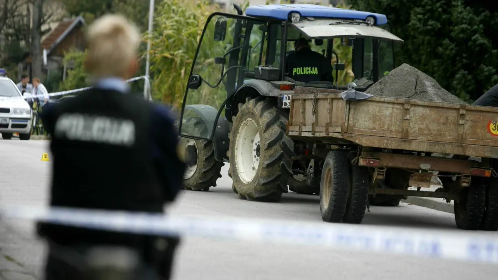 - Kranj 2012 - streljanje v naselju Stražišče - družinska tragedija - umrli dve osebi, tri osebe pa so bile poškodovane - 69 letni napadalec naj bi umoril sestro, ranil svaka in dva soseda ter koncu ustrelil še sebe - umor in samomor<br><br><br>//FOTO: Bojan Velikonja