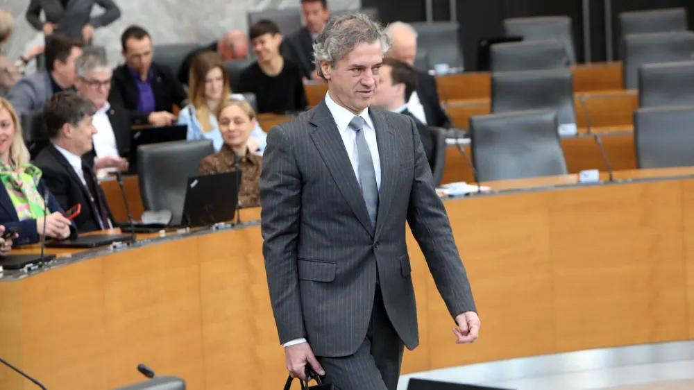 predsednik vlade dr. Robert Golob<br><br>- 20.02.2023 - Državni zbor - 7. redna seja DZ - poslanska vpra&scaron;anja predsedniku vlade Robertu Golobu in ministrski ekipi; <br><br>//FOTO: Tomaž Skale<br>