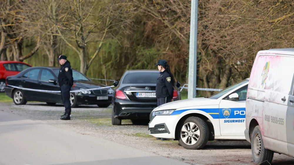 Ko je 22-letnik med begom pred policijo z avtom trčil v kovinski drog, se je naprej pognal peš. F Pixell