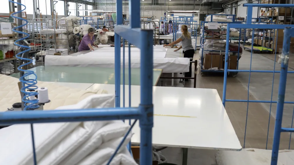 - 10.08.2022 – Tekstilno podjetje Odeja Škofja Loka, proizvodnja prešitih tekstilnih izdelkov //FOTO: Jaka Gasar