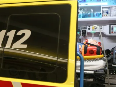 simbolična fotografija - nujna medicinska pomoč - re&scaron;evalno vozilo - re&scaron;ilec<br><br><br>- 25.09.2018 - Kirur&scaron;ka klinika UKC Ljubljana - Urgentni kirur&scaron;ki blok - urgenca - reanimacijski prostor &ndash; ogled simulacije na mestu dejanskega sprejema politravmnatiziranega po&scaron;kodovanca //FOTO: Luka Cjuha.