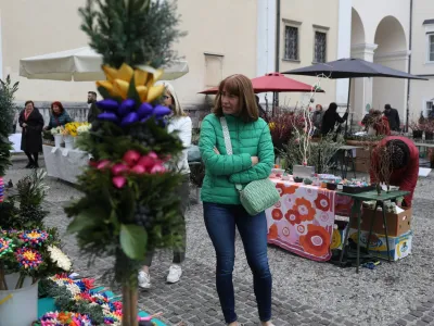 - 31.03.2023 - Ljubljanska tržnica – prodaja cvetnonedeljskih butaric – velikončna simbolika - butarice – butare - //FOTO: Bojan Velikonja