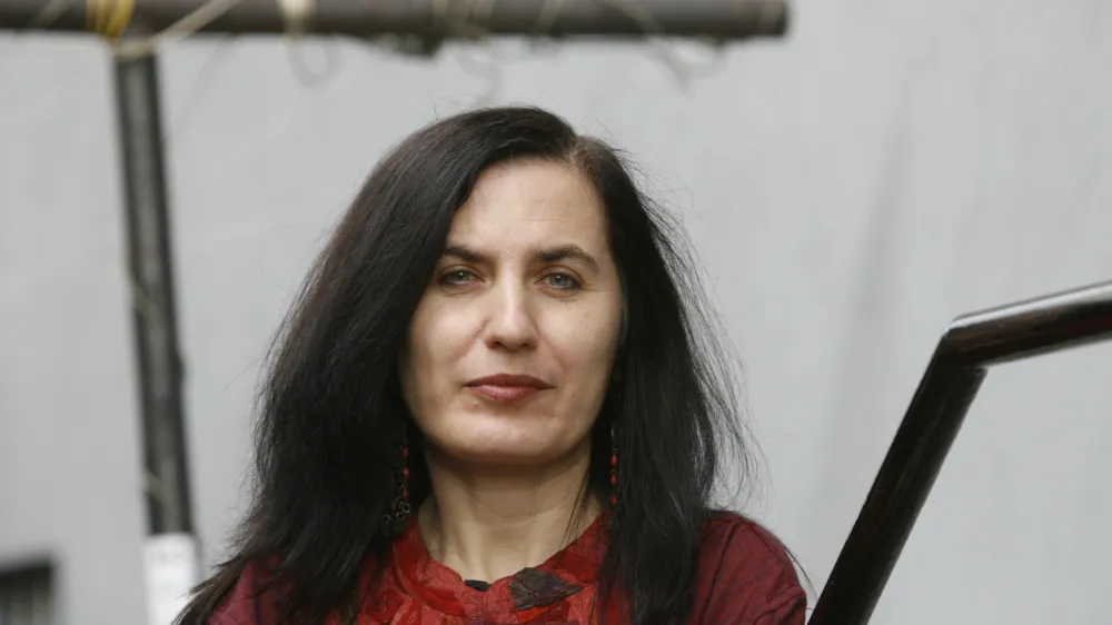 Profesorica folkloristike Mirjam Mencej z ljubljanske filozofske fakultete je prejela skoraj dva milijona evrov za raziskovanje, kako preminuli še po smrti vplivajo (ne dobesedno) na naše družbeno življenje. Foto: Luka Cjuha 