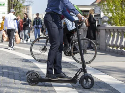 Več kot polovico nesreč z udeležbo električnih skirojev so lani povzročili vozniki sami. 