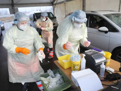 - PCR testiranje po sistemu drive-in - epidemija koronavirus covid-19<br><br><br>- 17.01.2022 - Parkirišče P+R Stanežiče ob Celovški cesti na severnem obrobju Ljubljane.<br><br>//FOTO: Toma Skale<br>