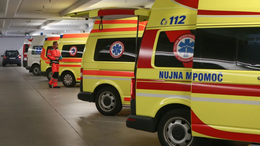 simbolična fotografija - nujna medicinska pomoč - re&scaron;evalno vozilo - re&scaron;ilec<br><br><br>- 25.09.2018 - Kirur&scaron;ka klinika UKC Ljubljana - Urgentni kirur&scaron;ki blok - urgenca - reanimacijski prostor &ndash; ogled simulacije na mestu dejanskega sprejema politravmnatiziranega po&scaron;kodovanca //FOTO: Luka Cjuha.