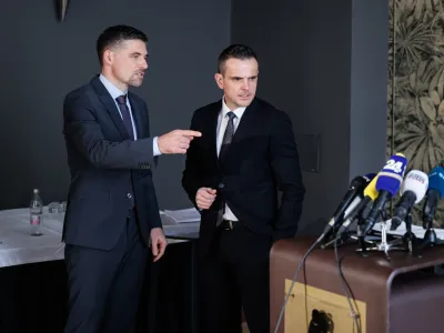 Ljubljana, Hotel Slon.<br>Novinarska konferenca o vlozitvi pobude za zacetek postopka za oceno ustavnosti novele zakona o RTVS, na kateri sta sodelovala prvopodpisani pobudnik Peter Gregorcic in avtor pobude Matej Avbelj.