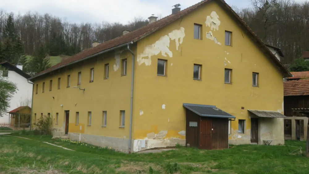 Objekt, v katerem so bila nekoč rudarska stanovanja, naj bi v začetku prihodnjega leta porušili. Tam naj bi do leta 2026 zrasla sodobna bivalna enota za šestnajst stanovalcev. F Dragana Stanković