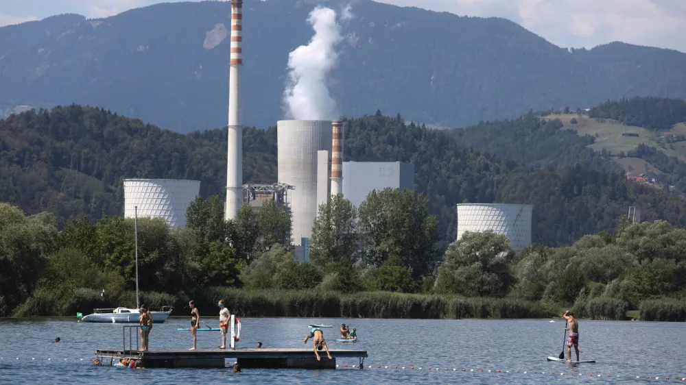 Termoelektrarna Šoštanj - TEŠ 6 - Pregled leta 2022- 04.08.2022 – Velenje – Velenjska plaža - jezero //FOTO: Luka Cjuha