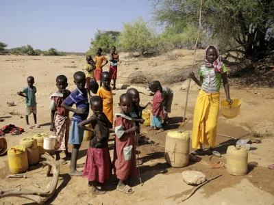 V mnogih delih Afrike zaradi podnebnih sprememb in vse pogostejših suš primanjkuje vode. Slovenija kot članica varnostnega sveta v središče svojih prizadevanj postavlja preventivno delovanje, da podnebne sremembe ne bi sprožale novih konfliktov na afriških tleh.
