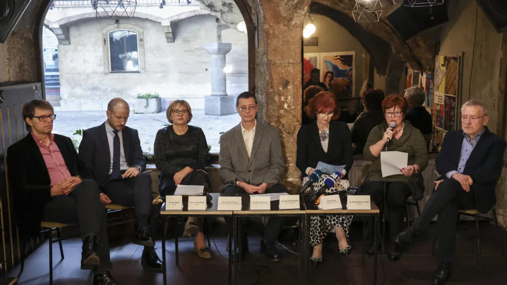 filozof Igor Pribac, pravnik Luka Mišič, Brigita Skela Savič, strokovnjakinja za zdravstveni management, Andrej Pleterski, soavtor zakona in predstavnik delovne skupine ZPPKŽ, Anita Caruso, predsednica društva Srebrna nit, zdravnik Dušan Keber- 04.04.2023 - Zakon o pomoči pri prostovoljnem končanju življenja - predstavitev predloga, ki so ga pripravili v delovni skupini Srebra nit – združenje za dostojno starost - //FOTO: Jaka Gasar