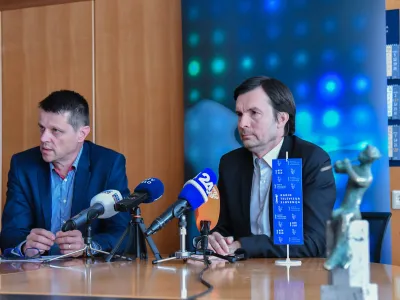 Ljubljana, RTV Slovenija.<br>V. d. direktorja Televizije Slovenija Uros Urbanija in odgovorni urednik informativnega programa drugega programa Televizije Slovenija Rajko Geric, ki vodi stavkovna pogajanja na strani delodajalca, sta dala izjavo za medije.
