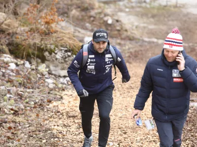 Robert Hrgota, glavni trener moške skakalne reprezentance in Bine Norčič (desno)<br><br>01.04.2023 - ekipna tekma - PLANICA - smučarski skoki - FIS finale svetovnega pokala v smučarskih skokih - posamična tekma -<br><br> <br><br>//FOTO: Luka Cjuha