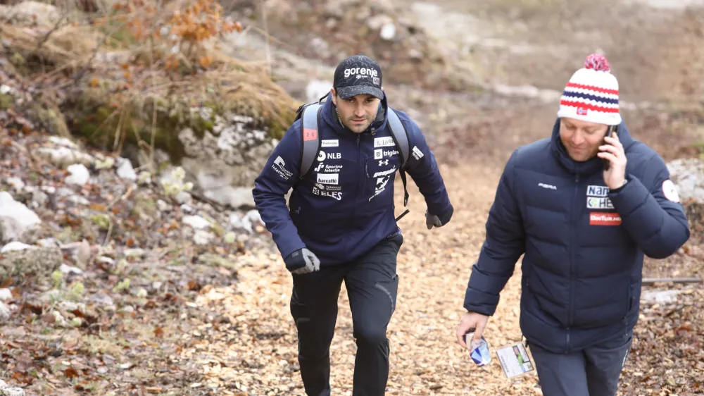 Robert Hrgota, glavni trener moške skakalne reprezentance in Bine Norčič (desno)<br><br>01.04.2023 - ekipna tekma - PLANICA - smučarski skoki - FIS finale svetovnega pokala v smučarskih skokih - posamična tekma -<br><br> <br><br>//FOTO: Luka Cjuha