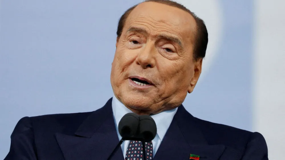 Silvio Berlusconi med volilno kampanjo septembra lani.