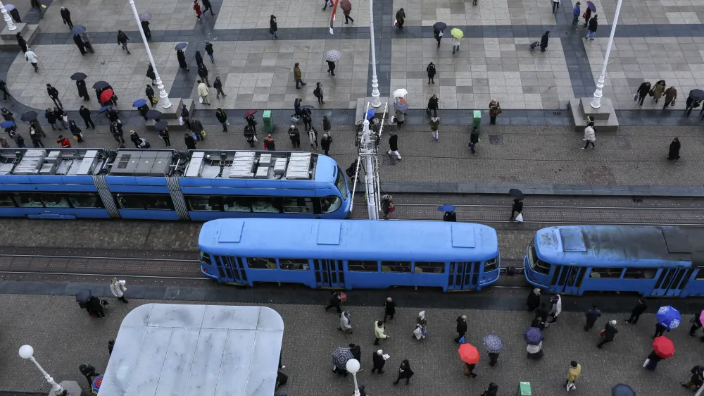 - 15.02.2016 - Hrva&scaron;ka - Zagreb - Trg bana Josipa Jelačića - tramvaj   //FOTO: Jaka Gasar
