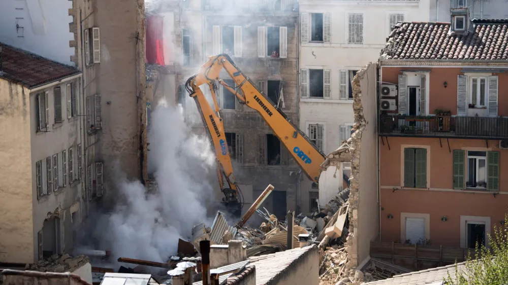 09 April 2023, France, Marseille: A crane moves debris from a collapsed building in downtown Marseille. Photo: Clement Mahoudeau/AFP/dpa