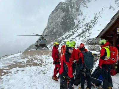 Helikopterja sta reševalce odpeljala do meje megle, še okoli 300 višinskih metrov do grape pa so opravili peš. 