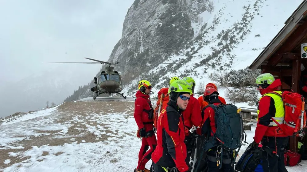 Helikopterja sta reševalce odpeljala do meje megle, še okoli 300 višinskih metrov do grape pa so opravili peš. 