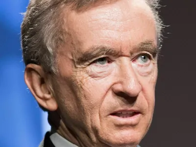 &Scaron;tiriinsedemdesetletni Arnault je prvi Evropejec, ki je presegel mejo 200 milijard dolarjev osebnega premoženja.&nbsp;