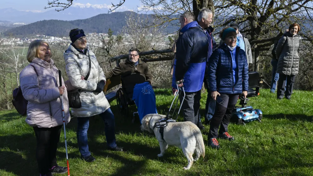 Druženje na kmetiji Pri Lazarju je napovedalo začetek akcije Gibalno ovirani gore osvajajo.