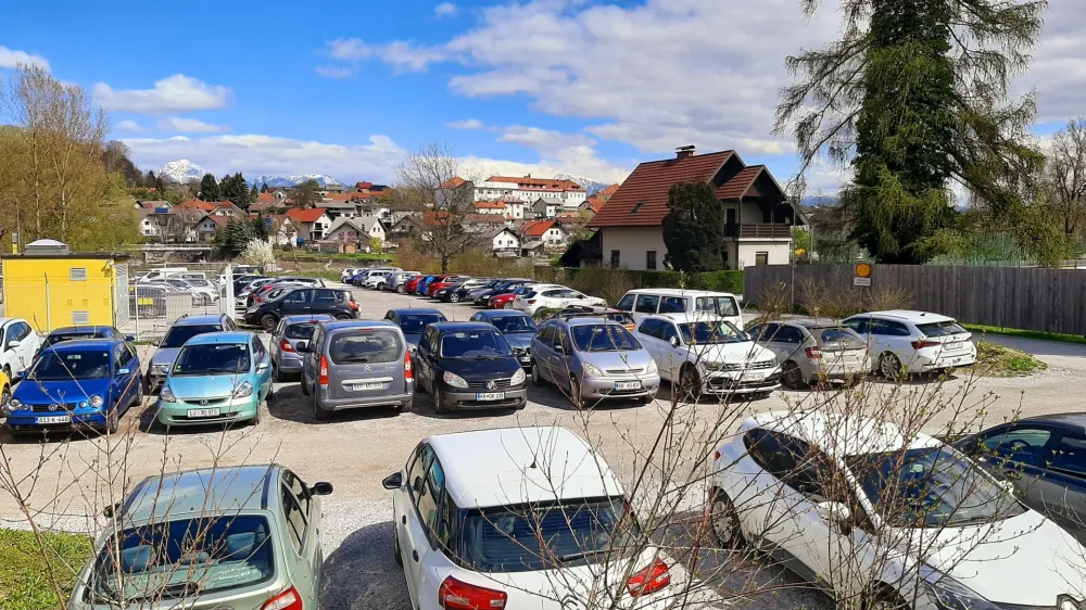 V Škofji Loki se podobno kot v drugih mestih soočajo z izzivi povečane dnevne mobilnosti z osebnimi avtomobili, ki so večino časa parkirani in zasedajo dragocen prostor.