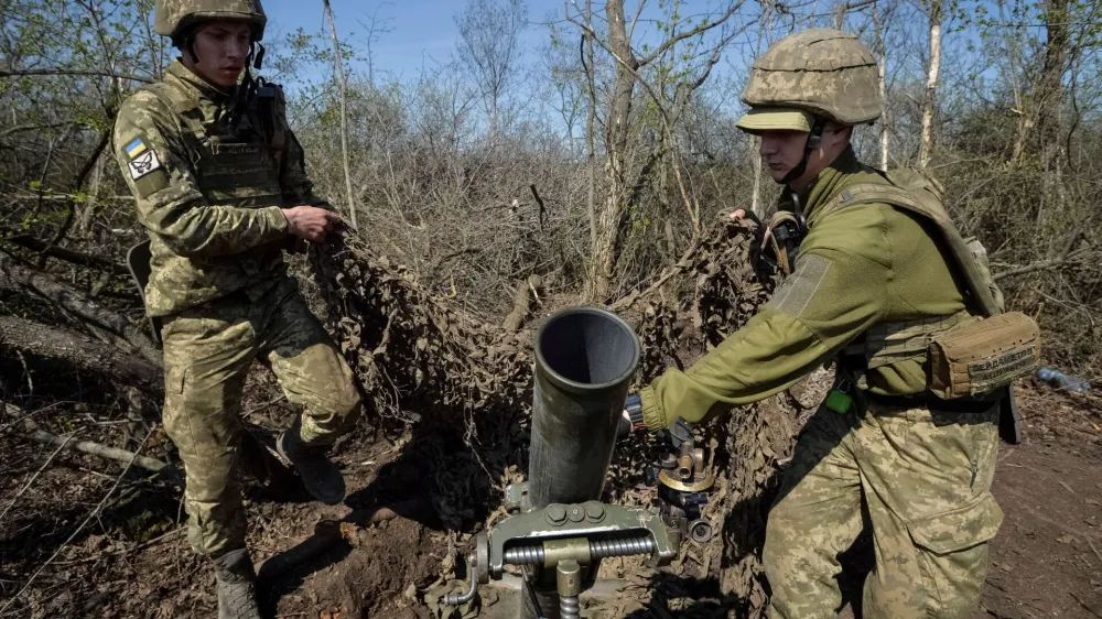 Ukrainian servicemen prepare to fire a mortar on a front line, amid Russia's attack on Ukraine, near the front line city of Bakhmut, Ukraine April 10, 2023. REUTERS/Oleksandr Klymenko