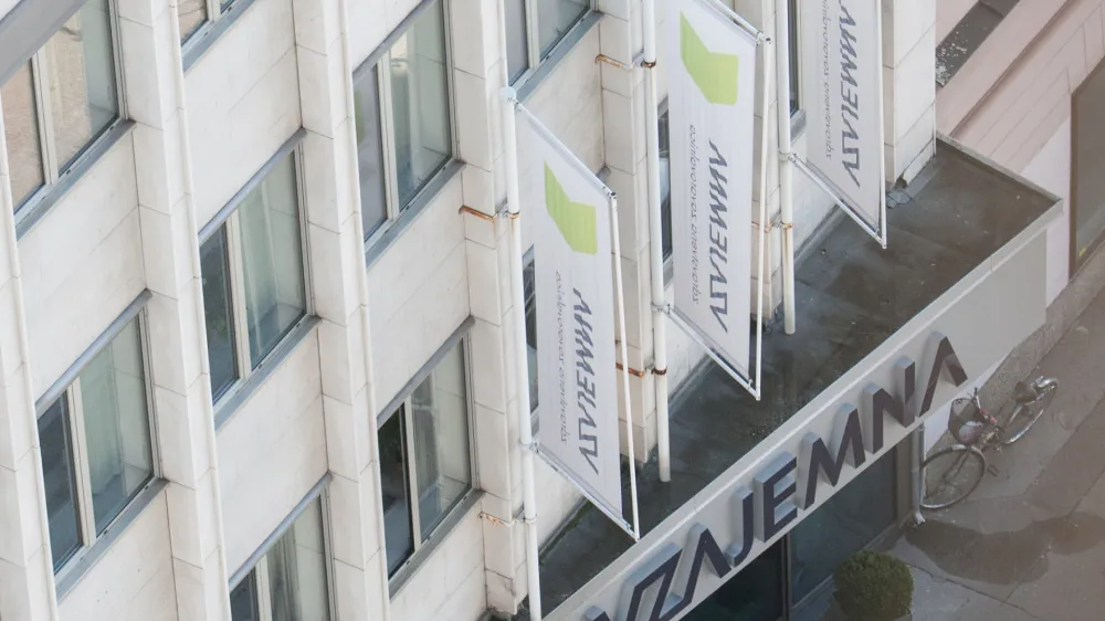 Predvidoma s 1. septembrom letos naj bi začela veljati novela, ki bo ukinila dopolnilno zdravstveno zavarovanje. Za vmesno obdobje pa bo vlada pripravila uredbo o zamrznitvi cen dopolnilnega zdravstvenega zavarovanja, podobno, kot je to storila na področju energentov.