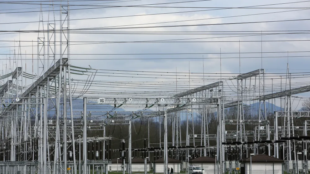 ﻿- 08.04.2015 - Električni daljnovod 2x400 kV Beričevo-Krško, elektrika - električni vod - elektroenergetsko omrežje - električna energija - //FOTO: Jaka Gasar