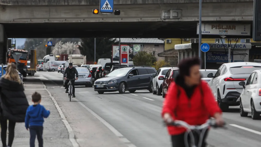 Zaradi delne zapore na sicer ne dolgem odseku Tržaške ceste predvsem ob prometnih konicah nastajajo kolone vozil. 