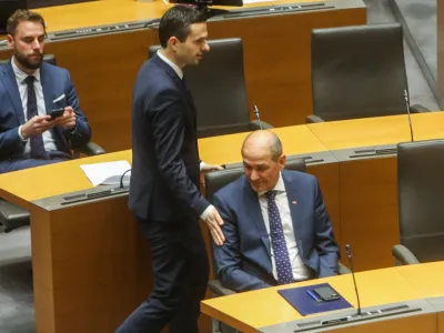 ﻿Janez Janša, predsednik vlade RSMatej Tonin, minister za obrambo13.03.2020 - Državnizbor - izredna seja DZ, na kateri so potrdili listo kandidatov za ministre pod vodstvom predsednika vlade Janeza Janše //FOTO: BojanVelikonjaMatej Tonin, minister za obrambo