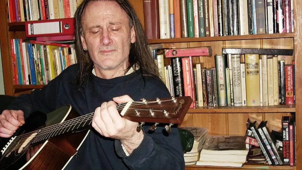 Branimir Johnny Štulić je praznoval okrogli jubilej in ob njem izvedel pesem Sedna moma na odreto, ki jo je prvič objavil leta 2013. F youtube