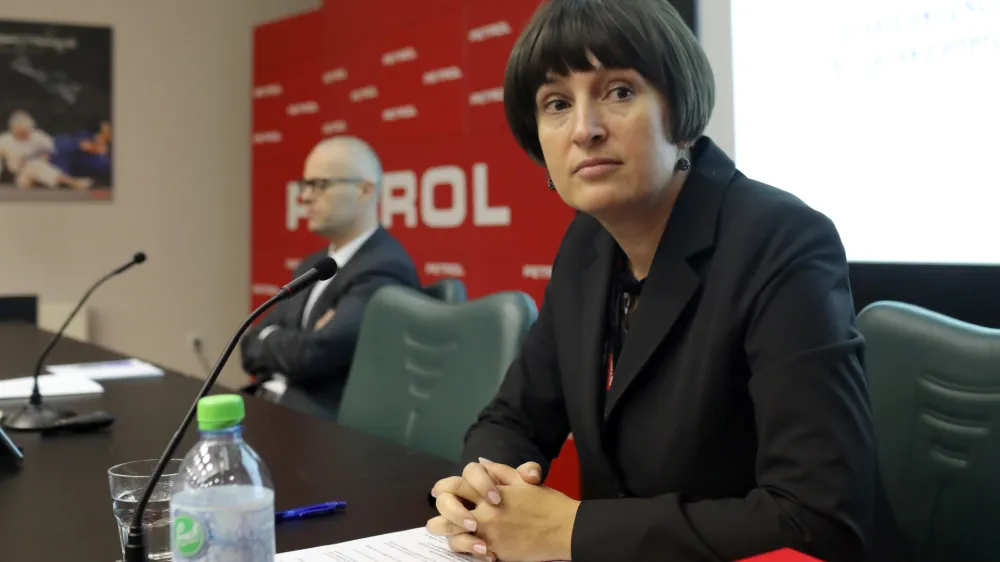 ﻿začasna predsednica uprave Petrol mag. Nada Drobne Popović- 12.12.2019 – 30. Skupščina delničarjev družbe PETROL 2019 - delničarji so se seznanili s podrobnejšimi informacijami o razlogih za predčasno prenehanje mandatov uprave Tomaža Berločnika //FOTO: Jaka Gasar